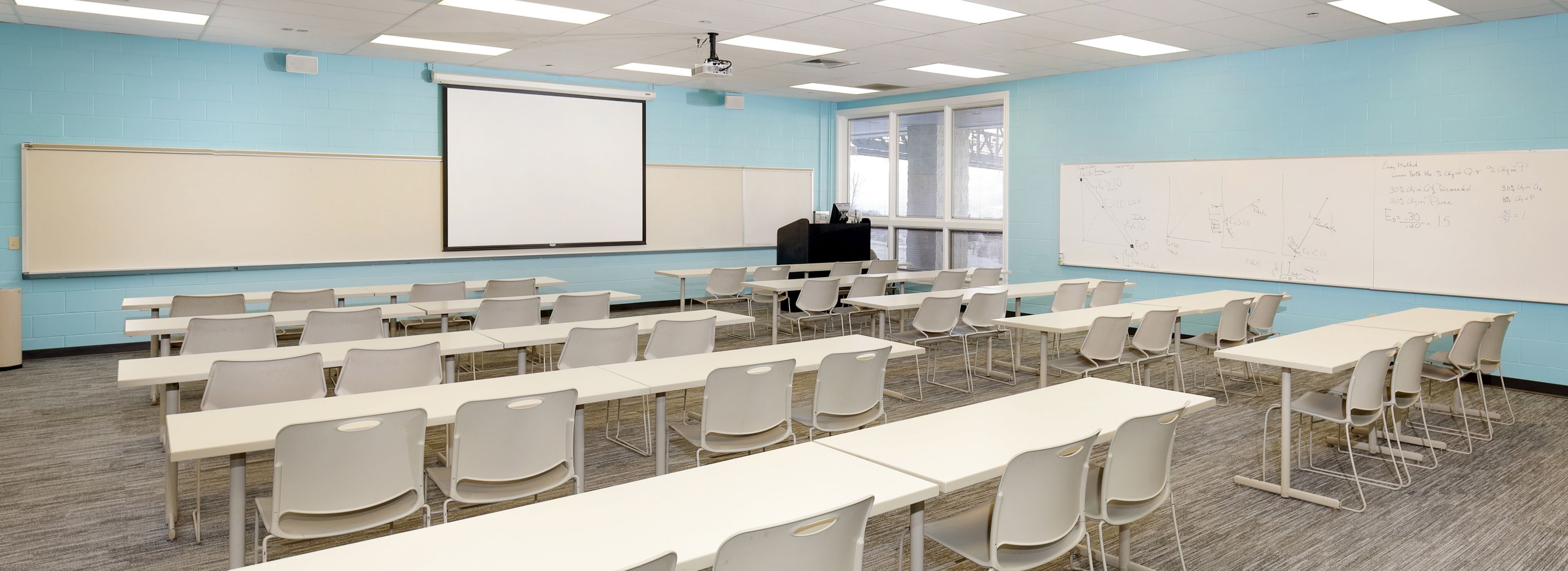 Interface Grooved carpet tile in training room with rows of white tables and chairs imagen número 1